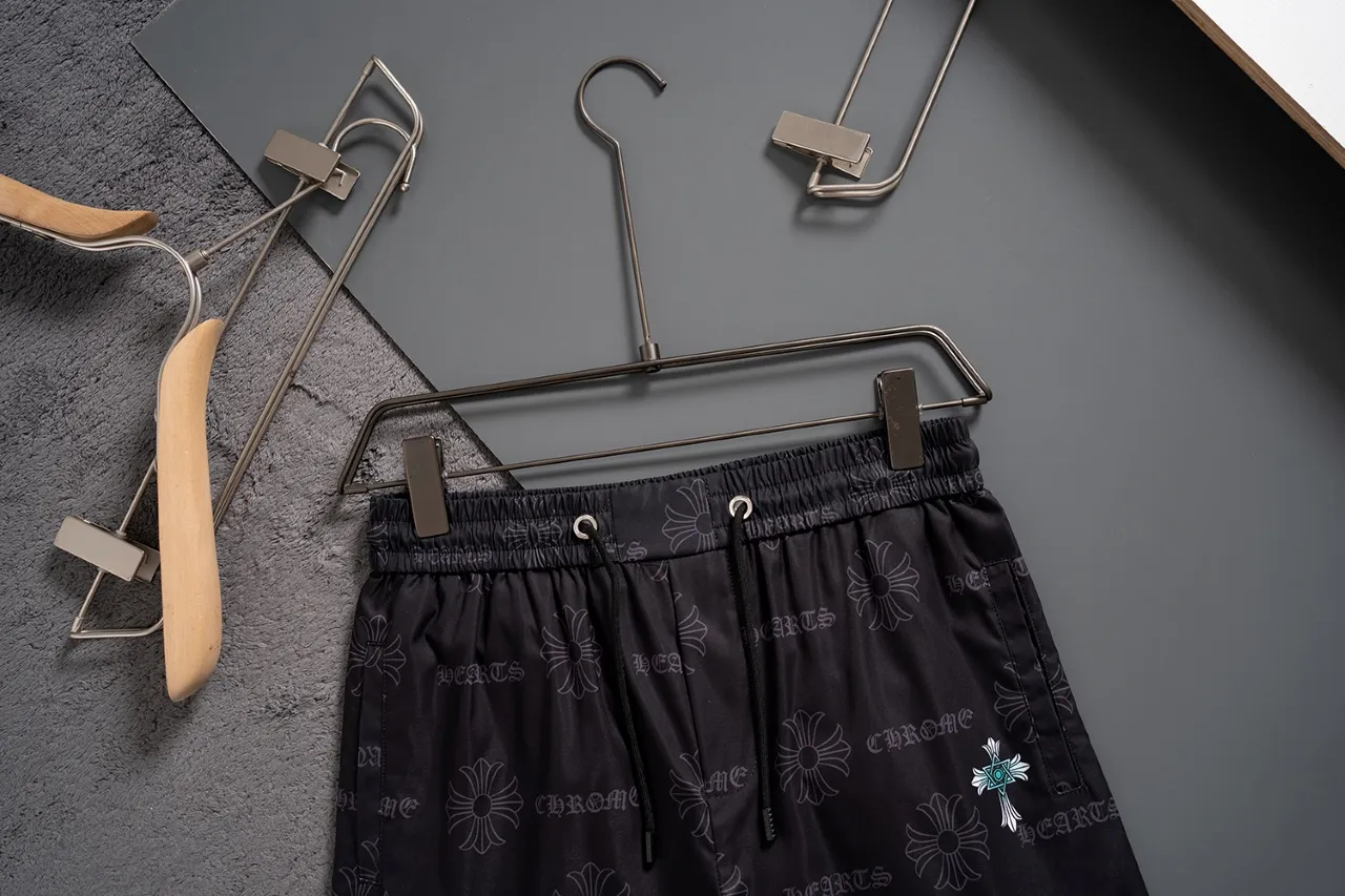 🅿️130 #V2434 [Replenishment all year round] 𝐂𝐡𝐫𝐨𝐦𝐞 𝐡𝐞𝐚𝐫𝐭𝐬 Croix heart new summer beach pants LV classic printed quick-drying three-quarter pants, same style for men and women, the fabric is made of polyester fiber for customers, stain-resistant and wrinkle-resistant, the most suitable material for summer outings It is guaranteed to be cool and comfortable enough at the same time. It is super stylish when you wear it casually. You can clearly see the texture and other things by looking at the photos. It is not an ordinary market material that can seduce a person who wants to go on vacation in minutes. Pockets on both sides. Drawstring at the waist. Very practical design, with impeccable workmanship, details and fit. Can be worn as casual pants or beach pants. A must-have for beach vacations, home leisure, gym equipment, morning running and night running. Practicality takes into account functionality. Color: Black White Size: M-XXXL